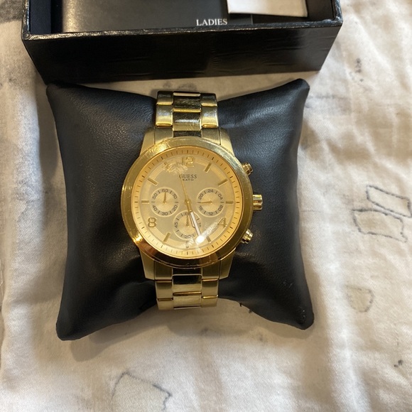 Large gold Guess watch - Picture 6 of 6